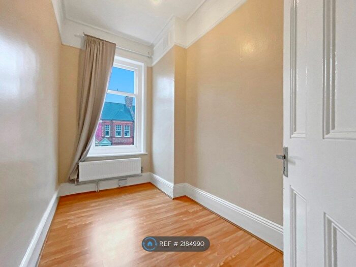 3 Bedroom Flat To Rent In Amesbury Avenue, London, SW2