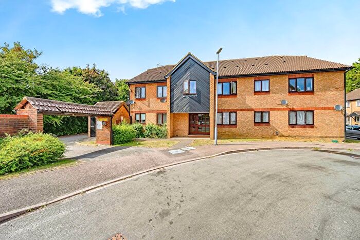 2 Bedroom Flat For Sale In Rodeheath, Luton, Bedfordshire, LU4