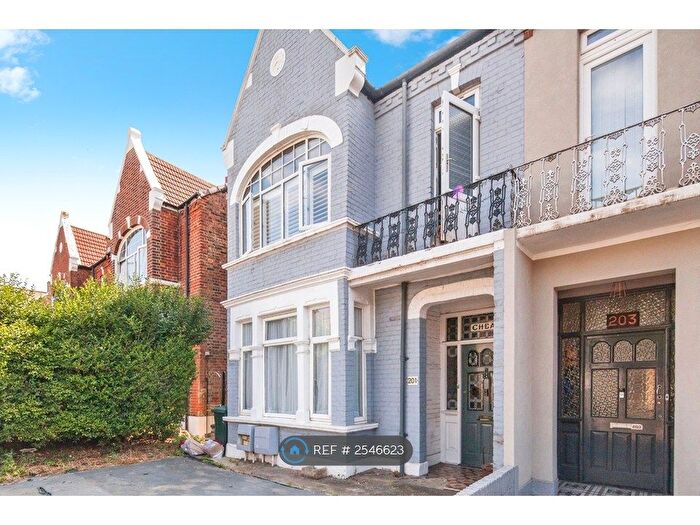 4 Bedroom Flat To Rent In London, London, SW16