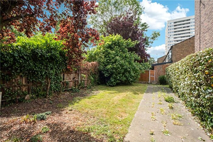 2 Bedroom Flat To Rent In Bell Drive, London, SW18