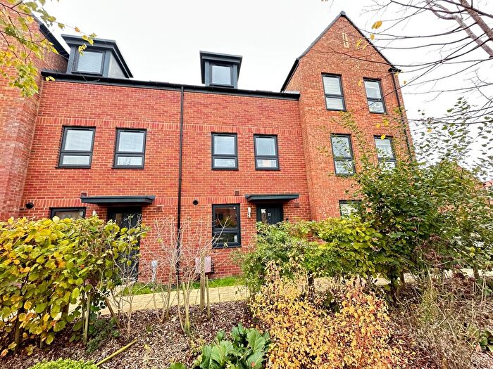 3 Bedroom Town House To Rent In Box Crescent, Houghton Regis, Dunstable, Bedfordshire, LU5