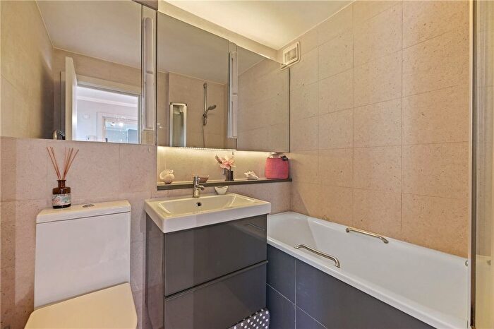 1 Bedroom Flat For Sale In Giles House, Westbourne Grove, London, W11