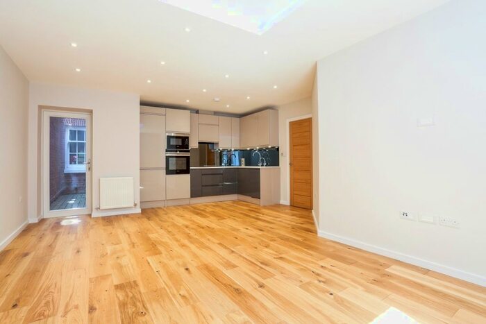 2 Bedroom Flat To Rent In Sheet Street, Windsor, SL4