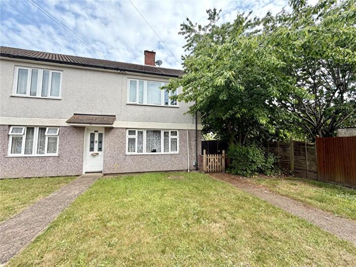 2 Bedroom Maisonette For Sale In Holly Close, Aldershot, Hampshire, GU12