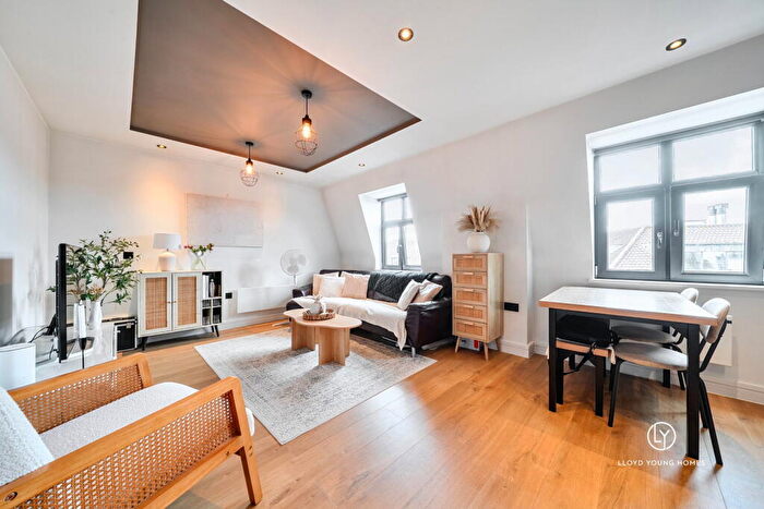 1 Bedroom Flat For Sale In The Metropolitan, Sandbanks Road, Poole, BH15
