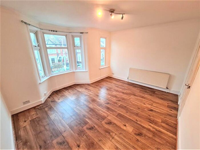 1 Bedroom Flat To Rent In Walpole Road, London, E18