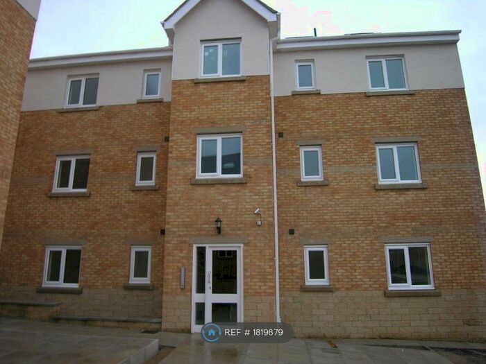 2 Bedroom Flat To Rent In Lemans Drive, Dewsbury, WF13