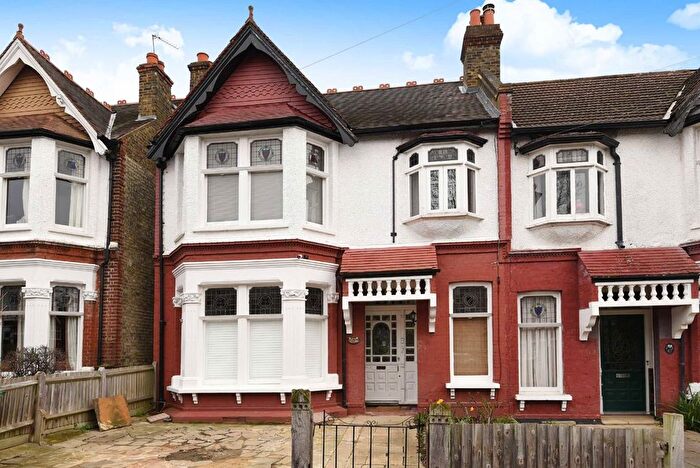 3 Bedroom Flat To Rent In Braxted Park, Streatham, SW16