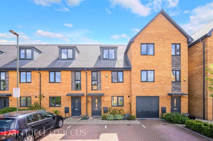 3 Bedroom Property To Rent In Tala Close, Surbiton, KT6