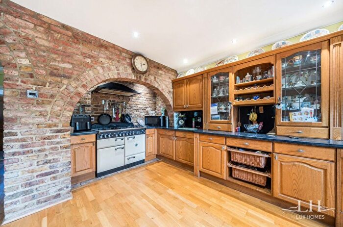 5 Bedroom Detached House For Sale In Ayloffs Walk, Emerson Park, RM11