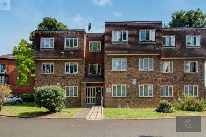 1 Bedroom Flat For Sale In Houstoun Court, Vicarage Farm Road, TW5