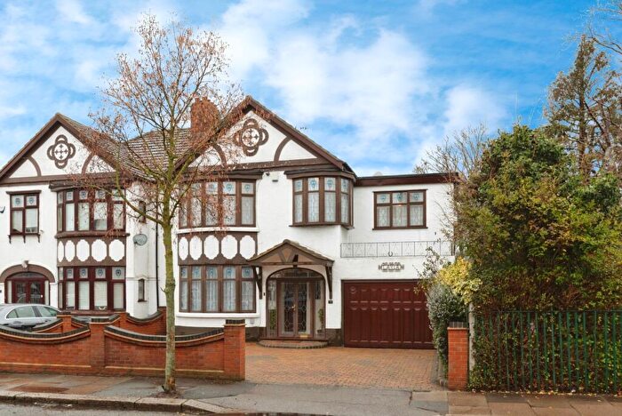 4 Bedroom Detached House For Sale In Longwood Gardens, Ilford, Essex, IG5