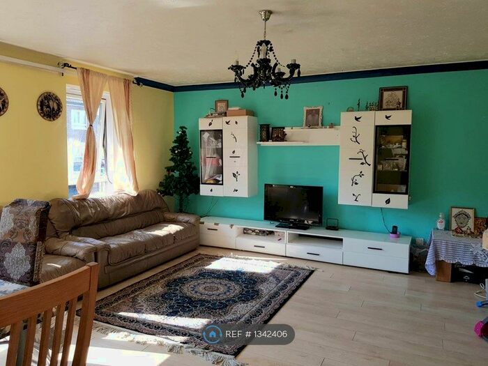 3 Bedroom Flat To Rent In Mcintosh Close, Wallington, SM6