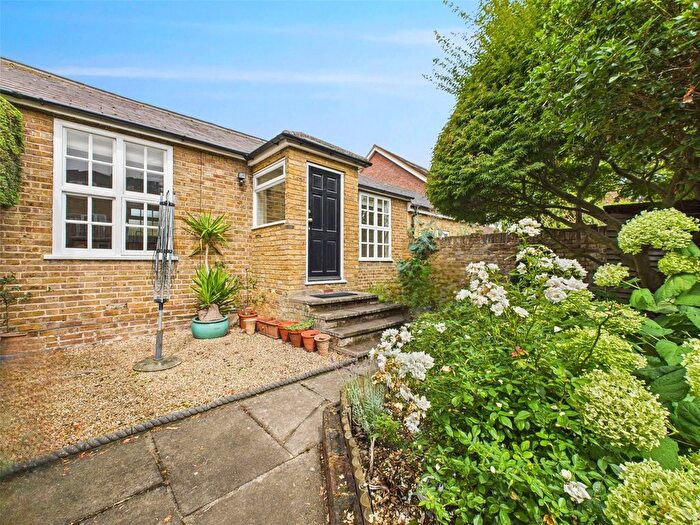 1 Bedroom Bungalow To Rent In Anlaby Road, Teddington, TW11