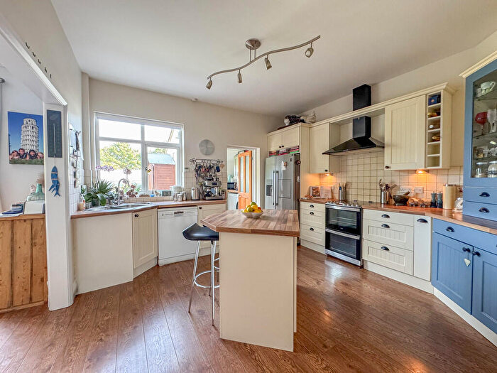 4 Bedroom Semi-Detached House For Sale In Folly Chase, Hockley, SS5