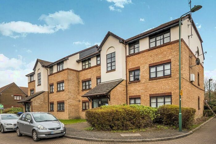 2 Bedroom Flat To Rent In Foxglove Way, Wallington, Surrey, SM6