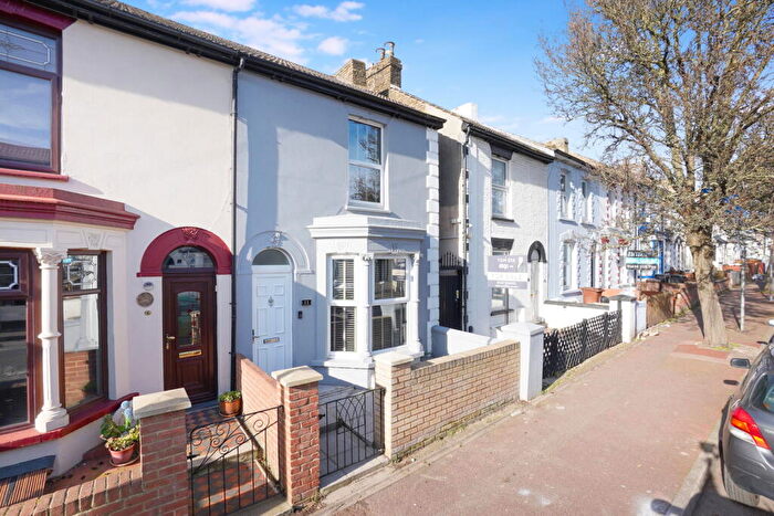 4 Bedroom End Of Terrace House To Rent In Kingswood Road, Gillingham, ME7
