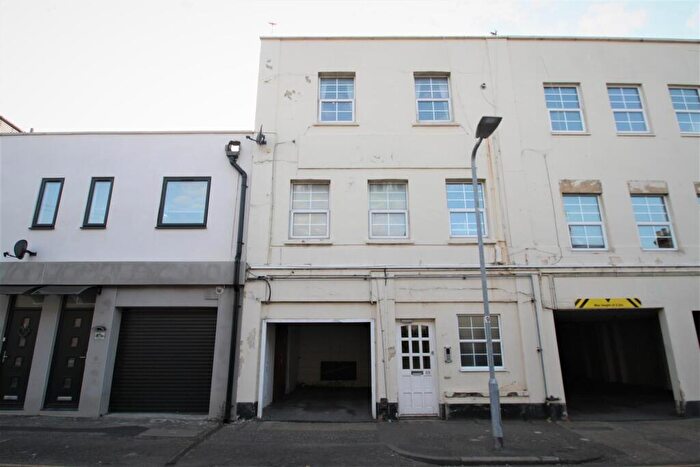 2 Bedroom Flat To Rent In Park Street, Westcliff-On-Sea, SS0