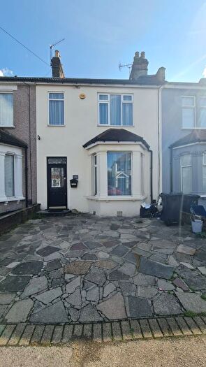 Terraced House To Rent In Grove Road, Chadwell Heath, Romford, RM6
