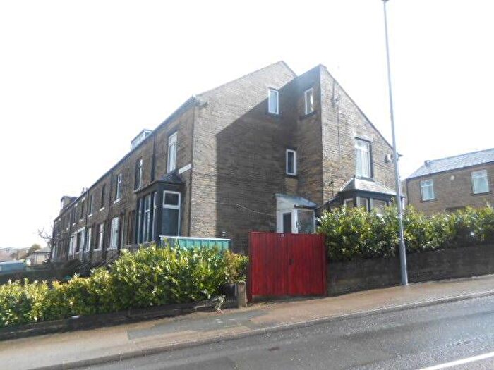 3 Bedroom Flat To Rent In Carr Lane, Shipley, BD18