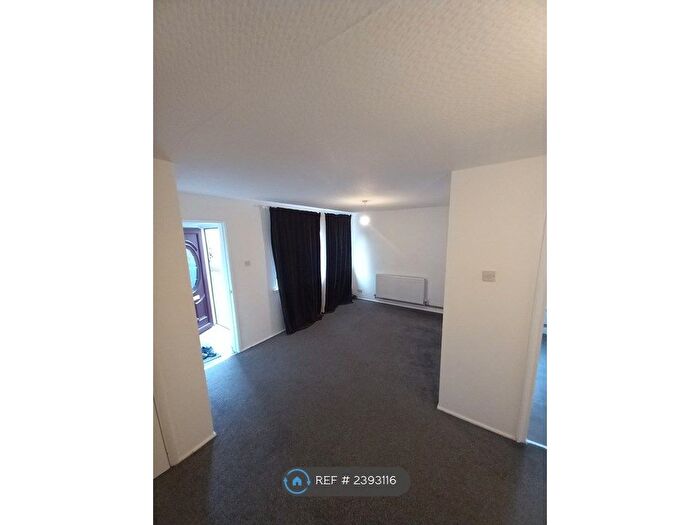 2 Bedroom Flat To Rent In Pink Bank Lane, Manchester, M12