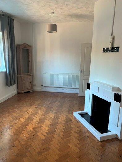 3 Bedroom Flat To Rent In Corporation Road, Grangetown, Cardiff, CF11