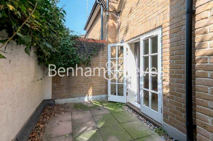 2 Bedroom Town House To Rent In Farrier Walk, Chelsea, SW10
