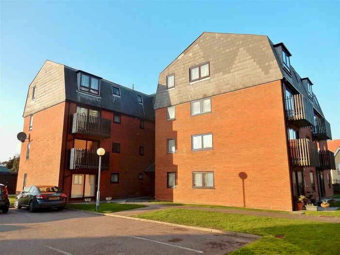 2 Bedroom Flat To Rent In Ambleside Court, Marine Parade East, Clacton-On-Sea, CO15