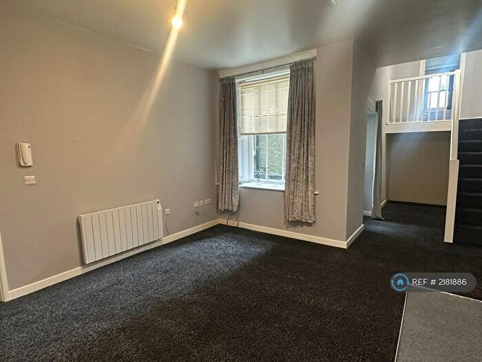 1 Bedroom Flat To Rent In Dimond Street, Pembroke Dock, SA72