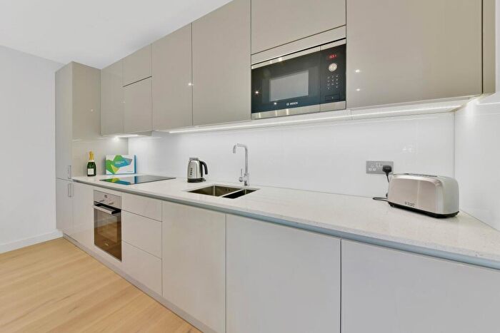 1 Bedroom Flat To Rent In Walworth Square, Elephant & Castle, London, SE17