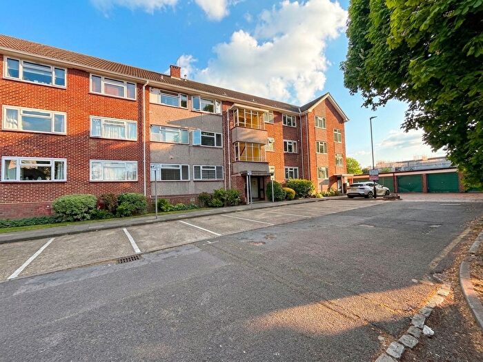 2 Bedroom Flat To Rent In Chase Road, London, N14
