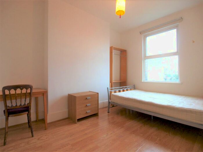 3 Bedroom Flat To Rent In Green Lanes, Newington Green, N16