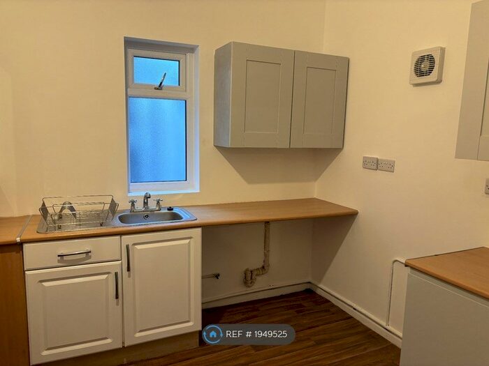2 Bedroom Flat To Rent In Kings Hill, Hengoed, CF82