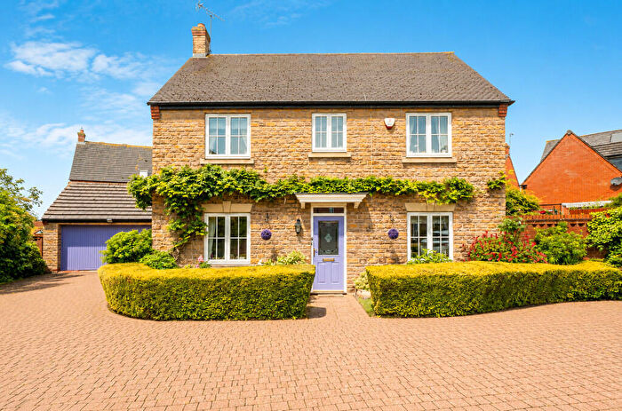 4 Bedroom Detached House For Sale In Brambling Close, Coton Park, CV23