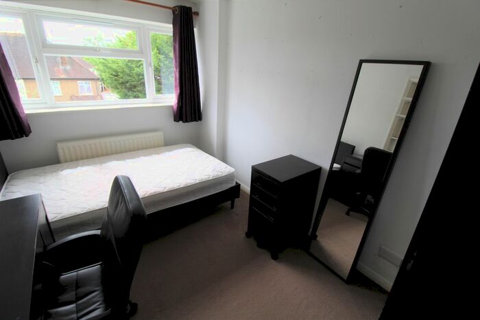 6 Bedroom Terraced House To Rent In Queens Drive, Guildford, GU2