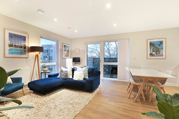 2 Bedroom Flat For Sale In Broome Way, London, SE5