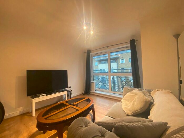 2 Bedroom Apartment To Rent In Cline Road, London, N11