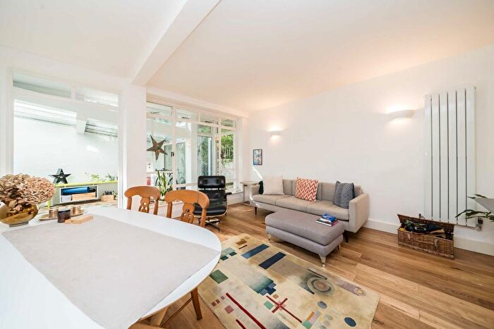 3 Bedroom Flat For Sale In Airlie Gardens, Kensington, W8