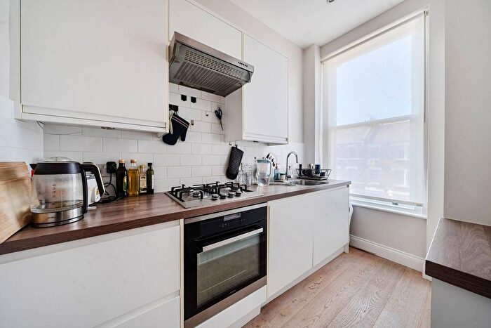 2 Bedroom Flat For Sale In Coverdale Road, Shepherd's Bush, London, W12