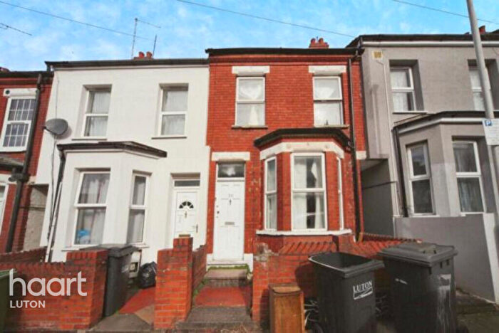 3 Bedroom Terraced House For Sale In Saxon Road, Luton, LU3