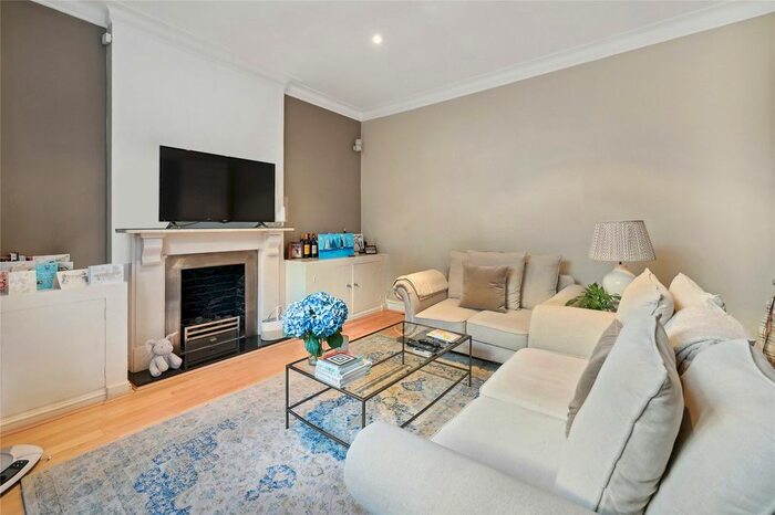 2 Bedroom Flat To Rent In Queens Gate, South Kensington, London, SW7