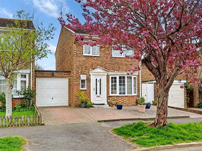3 Bedroom Detached House For Sale In The Chine, Littlehampton, BN17