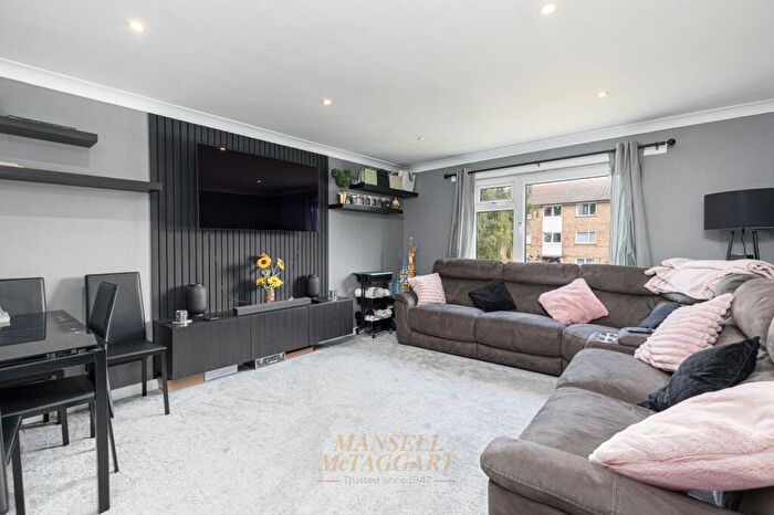 2 Bedroom Maisonette For Sale In Roffey Close, Horley, RH6