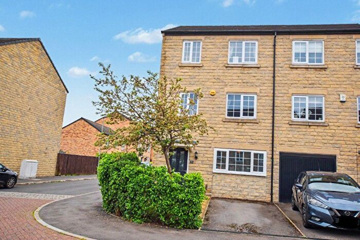 4 Bedroom Town House For Sale In Pugneys Avenue, Crigglestone, Wakefield, West Yorkshire, WF4