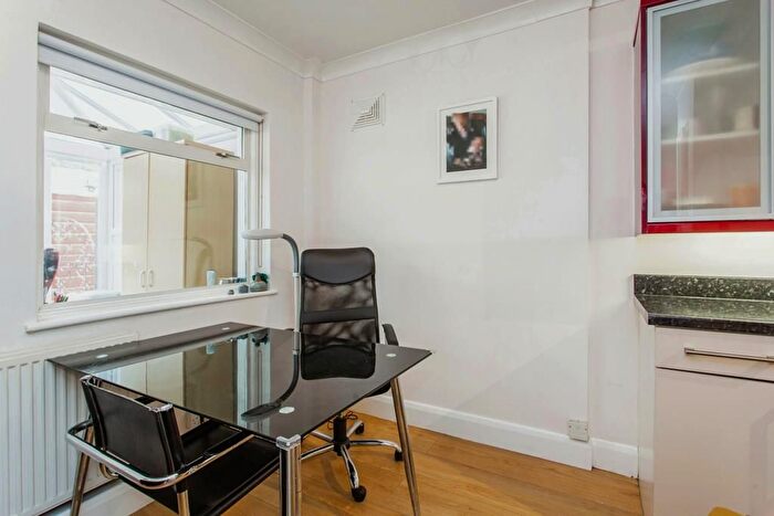 2 Bedroom Semi-Detached Bungalow For Sale In Rayleigh Avenue, Leigh-On-Sea, SS9