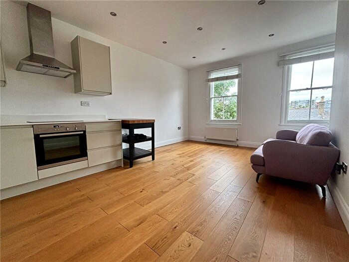 2 Bedroom Flat To Rent In Coningham Road, London, W12