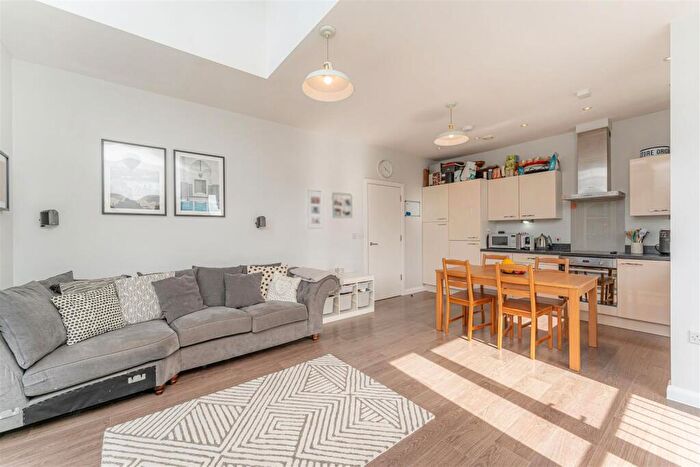 2 Bedroom Flat For Sale In Lanark Court, Dairy Close, Enfield, EN3