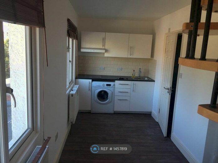 Studio To Rent In London, London, NW2