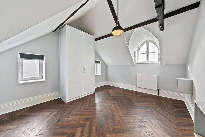 2 Bedroom Flat For Sale In Church Grove, Hampton Wick, KT1
