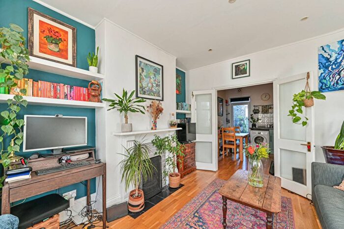 1 Bedroom Flat For Sale In St Cyprians Street, Tooting Broadway, London, SW17